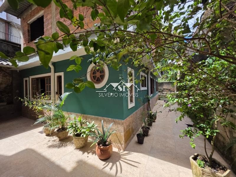 Casa à venda em Mosela, Petrópolis - RJ